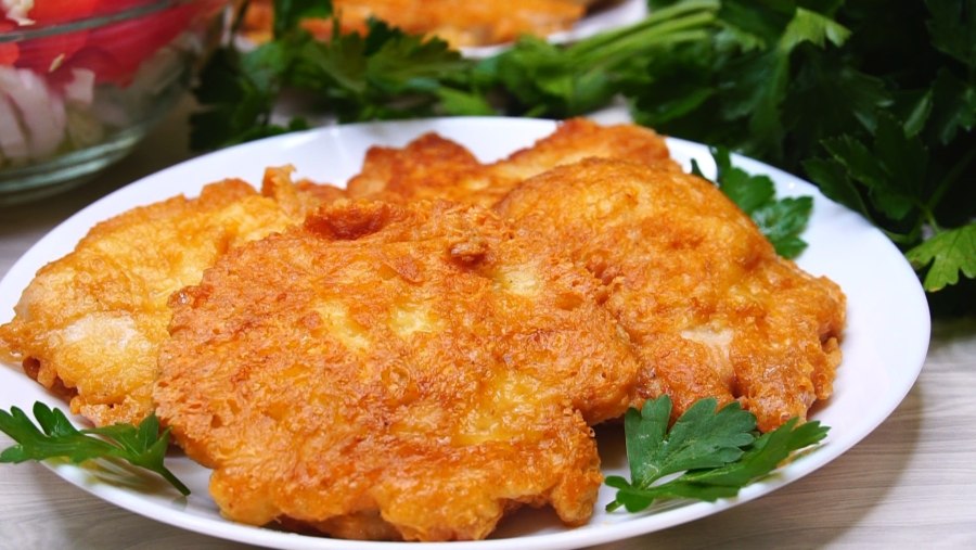 Отбивные из куриного филе на сковороде в кляре