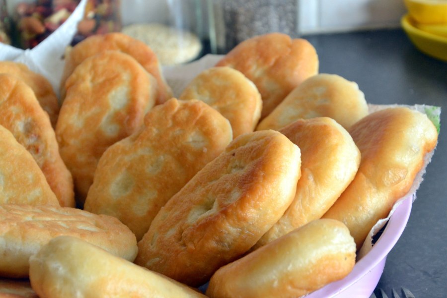 Пирожки с яйцом и зеленым луком