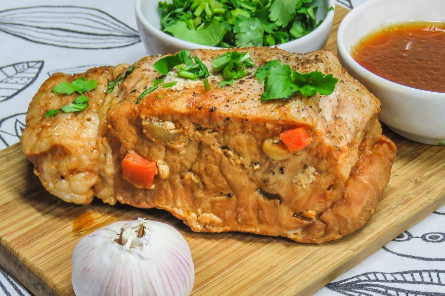 Буженина шпигованная морковью