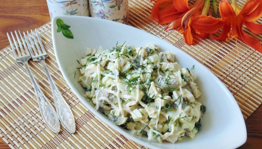 Салат с курицей и грибами