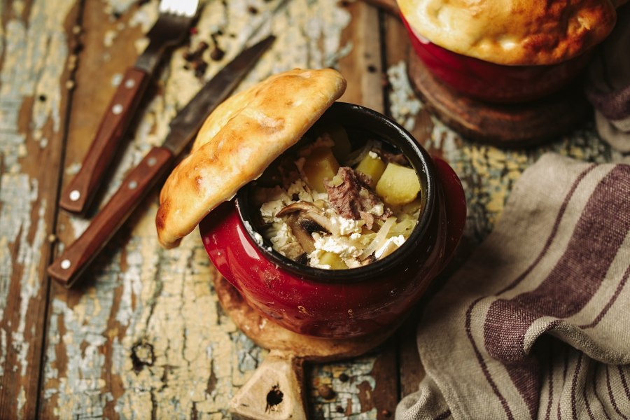 Мясо в горшочках