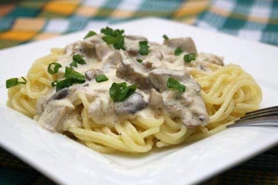 Спагетти с курицей в сливочном соусе