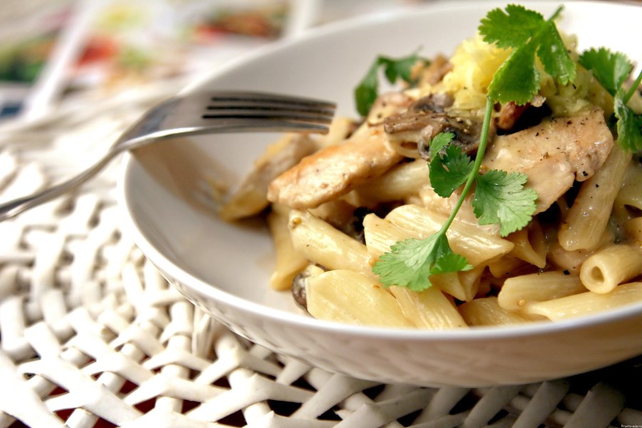 Паста с курицей и грибами