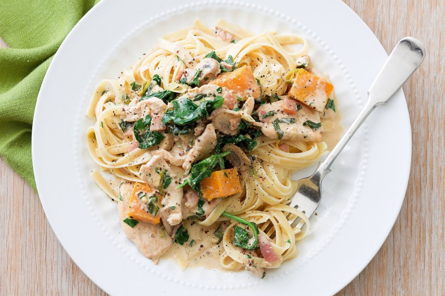 Фетучини с индейкой и овощами