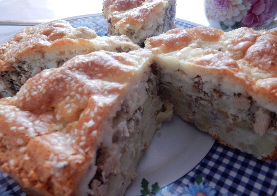 Пирог с сайрой и яйцом