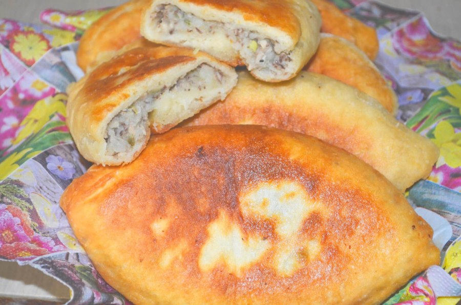Пирожки с сайрой и яйцом из дрожжевого теста
