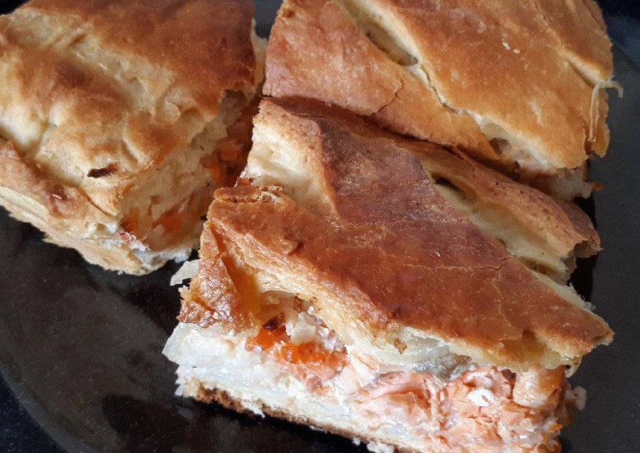 Пирог с рыбными консервами