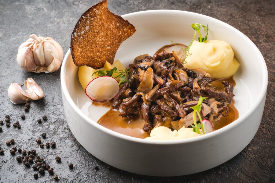 Бефстроганов с белыми грибами и картофельным пюре