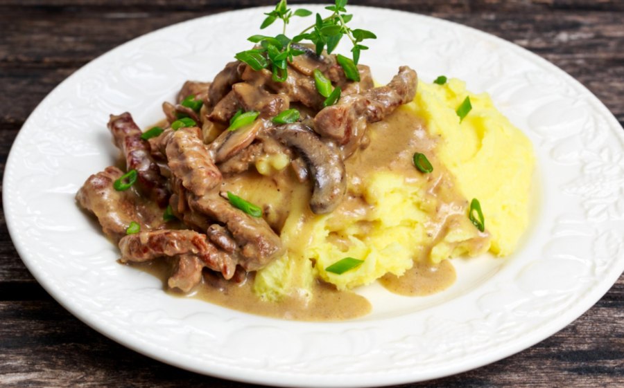 Картофельное пюре с солеными огурцами