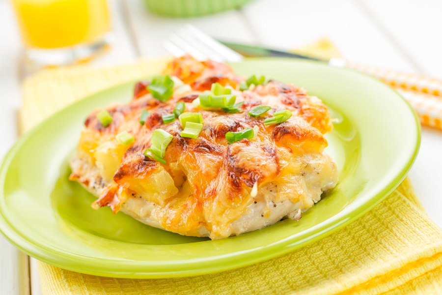 Отбивные филе курицы с ананасами