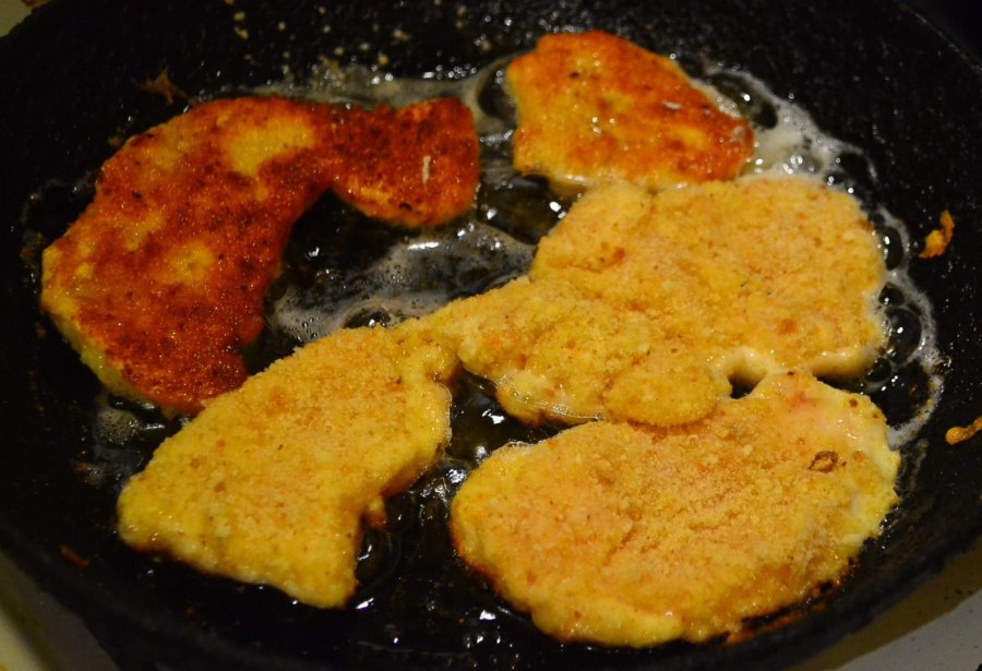 Отбивные из куриного филе кусочками
