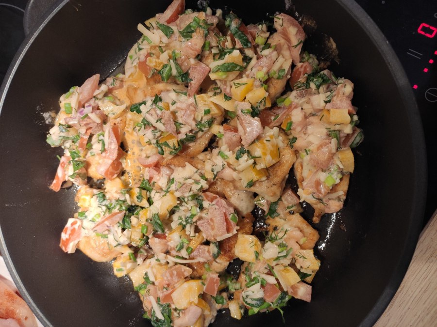 Куриная грудка с картошкой на сковороде