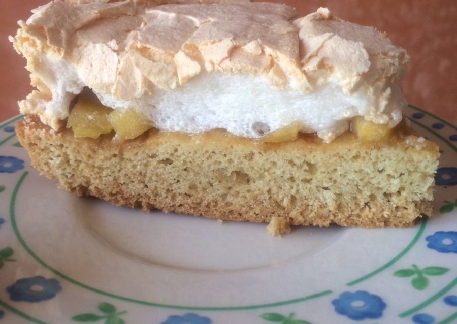 Песочный пирог с меренгой и яблоками