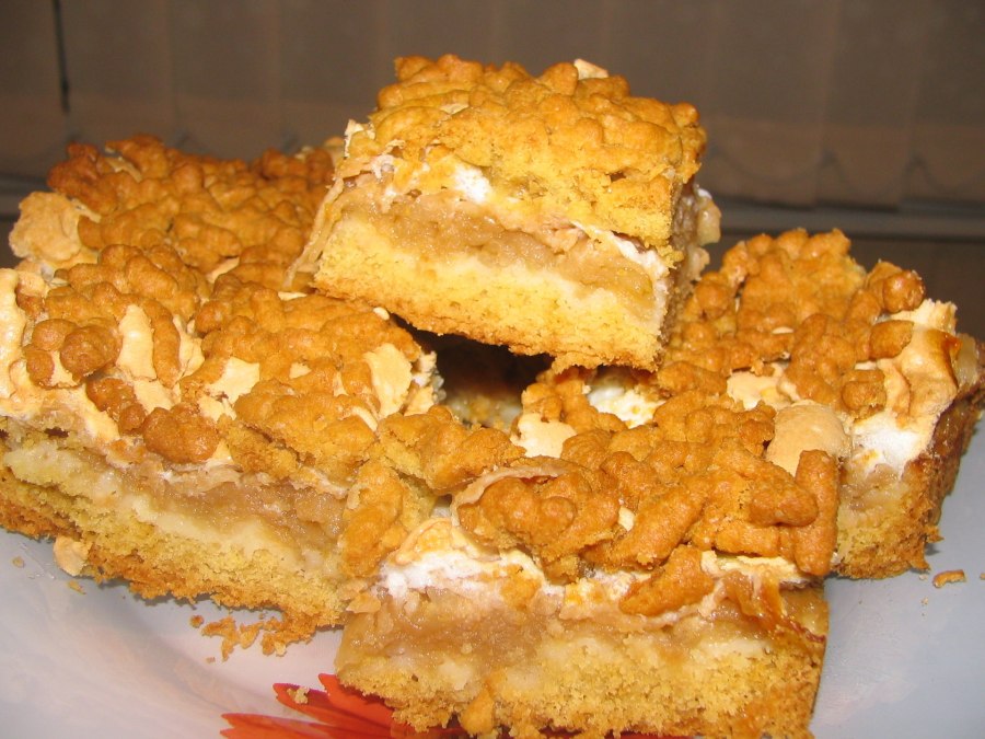 Песочный яблочный пирог с меренгой