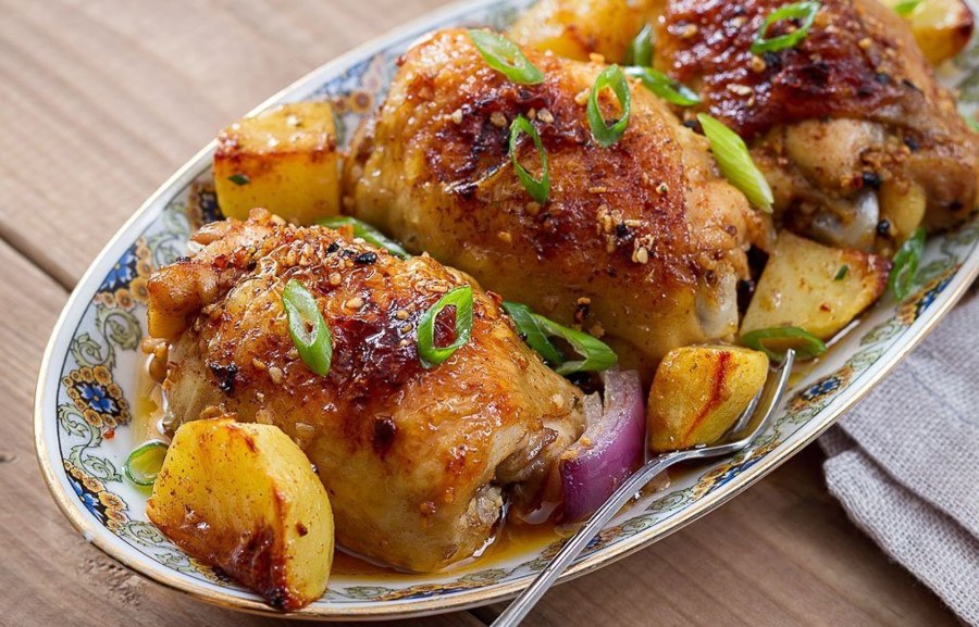 Куриные бедрышки с овощами в духовке