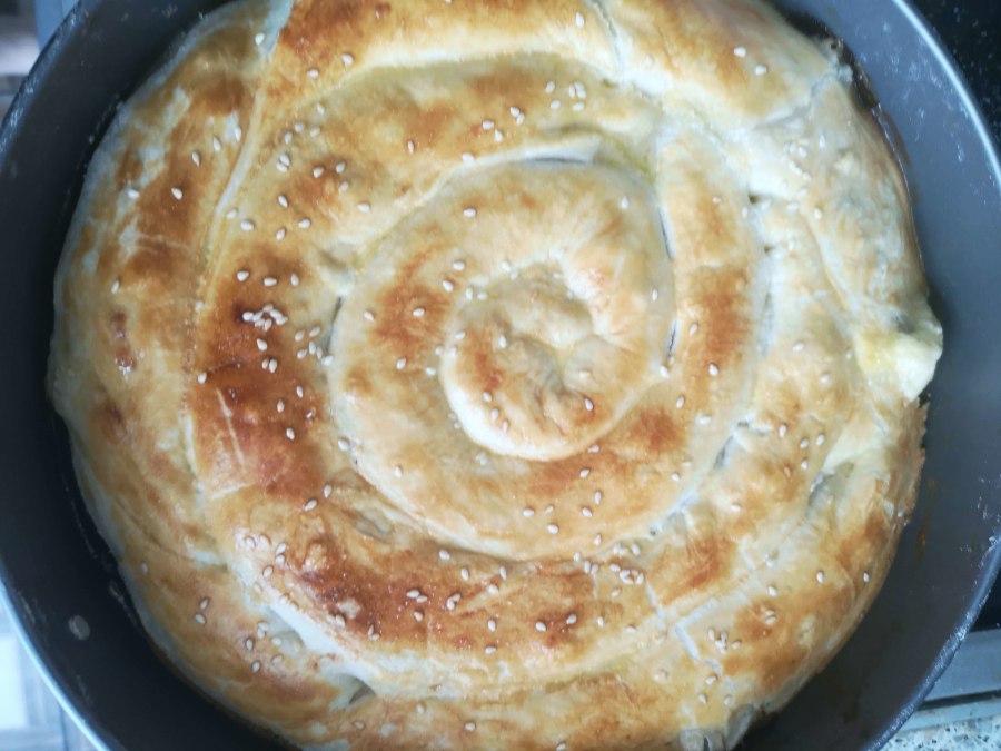 Улитка из слоеного теста с сыром