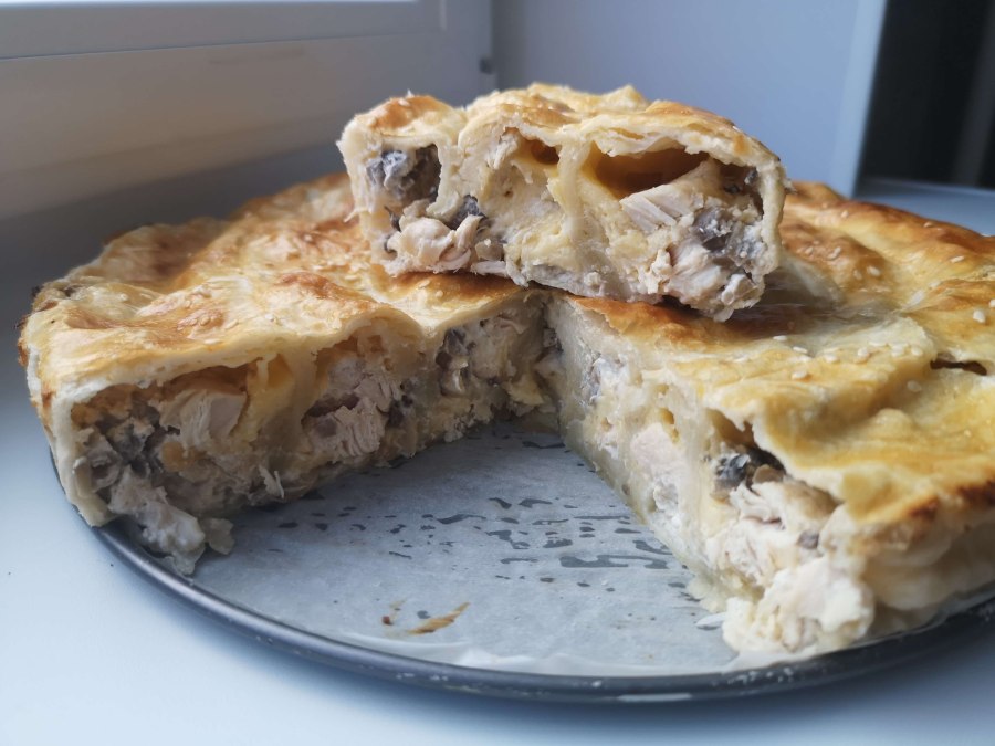 Пирог с курицей и грибами из слоеного теста
