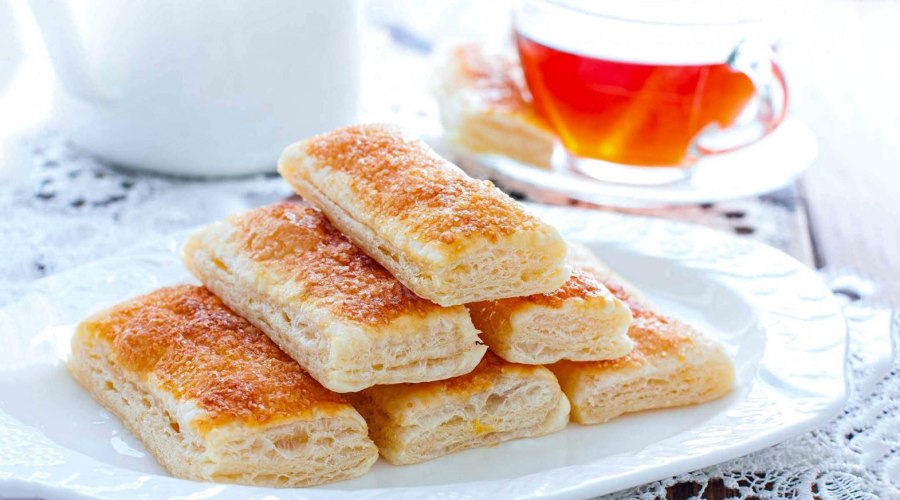 Язычки из слоеного теста
