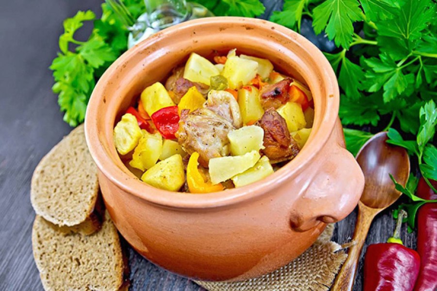 Жаркое из курицы с картошкой в горшочках в духовке