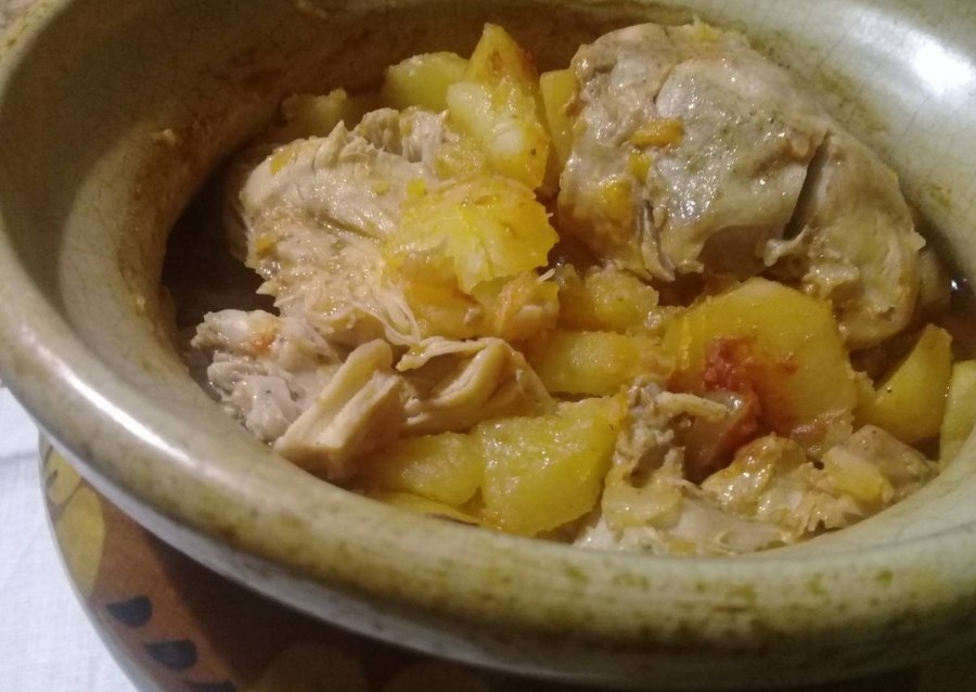 Курица с картошкой в горшочке