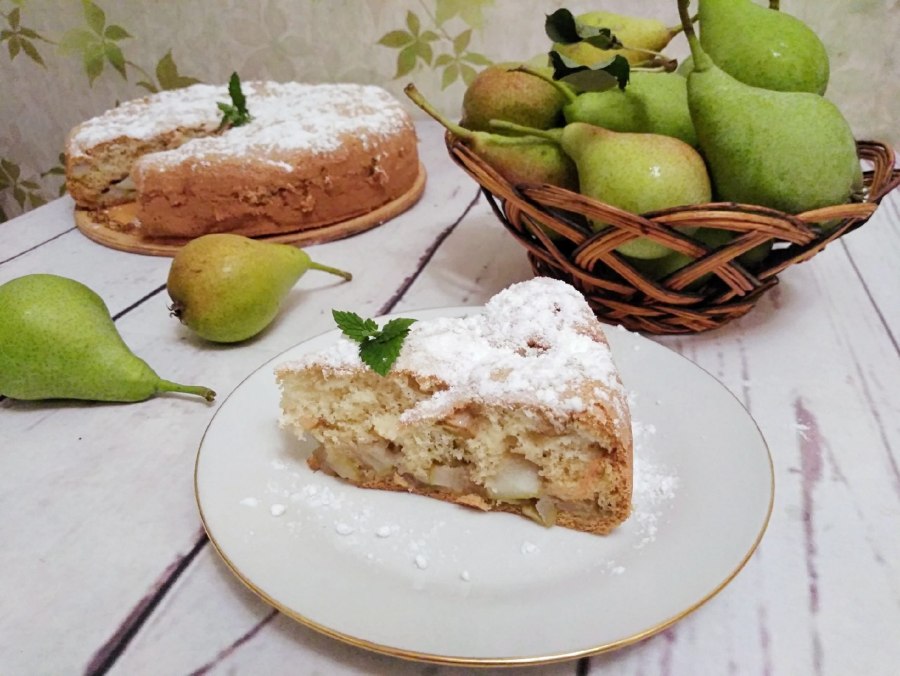 Шарлотка с зелеными яблоками