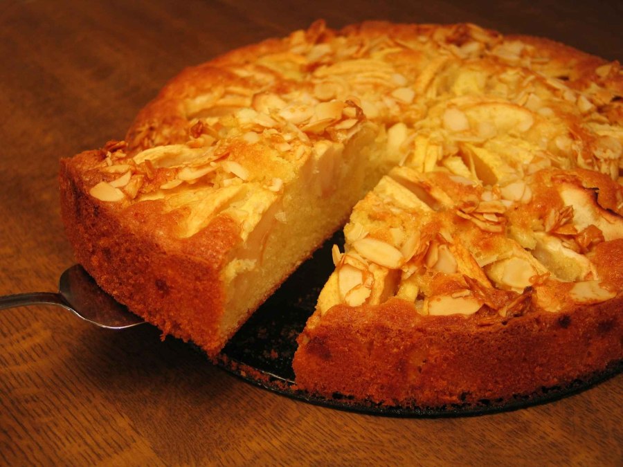 Кусок пирога с яблоками