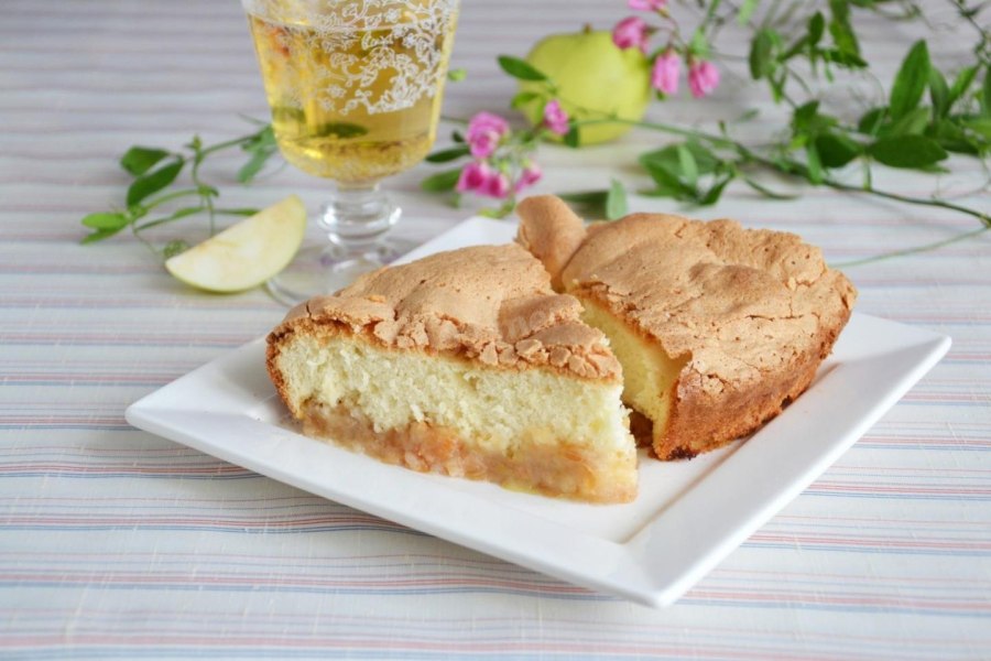 Украшение шарлотки яблоками