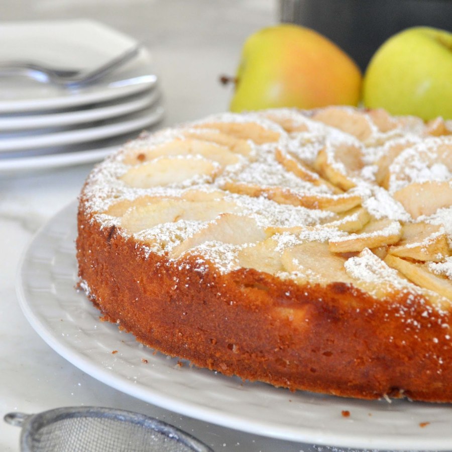 Шарлотка пышная с яблоками