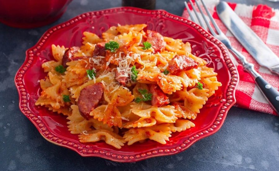 Макароны с колбасой