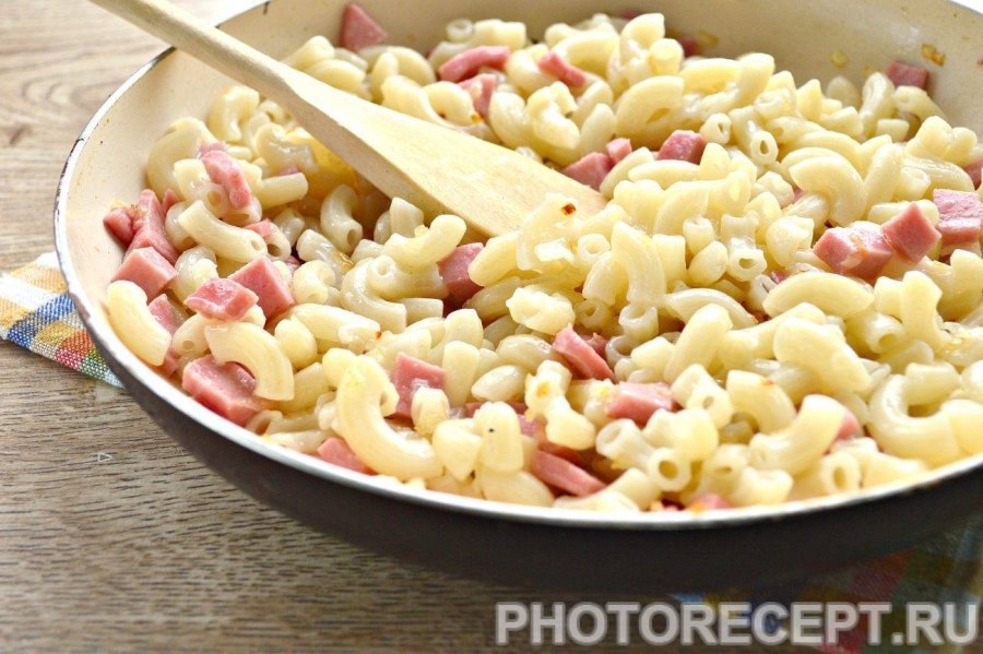 Макароны с сыром и колбасой