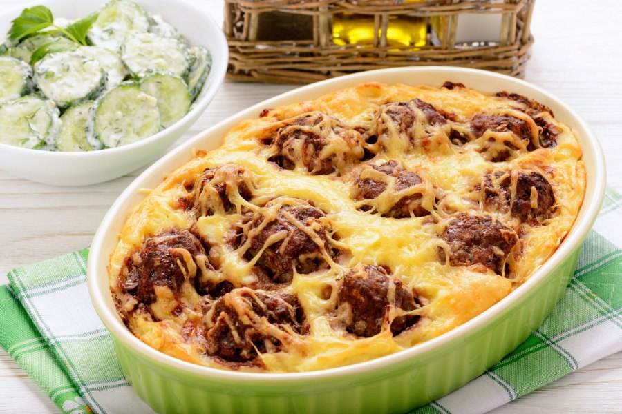 Картофельная запеканка с мясными шариками