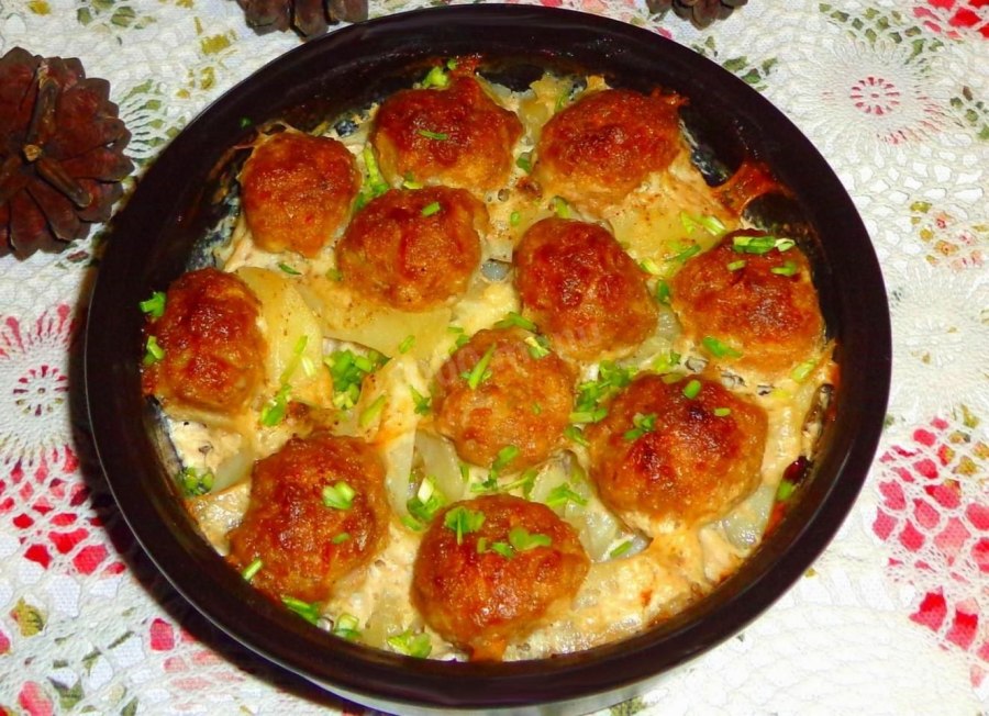Фрикадельки с картошкой в духовке