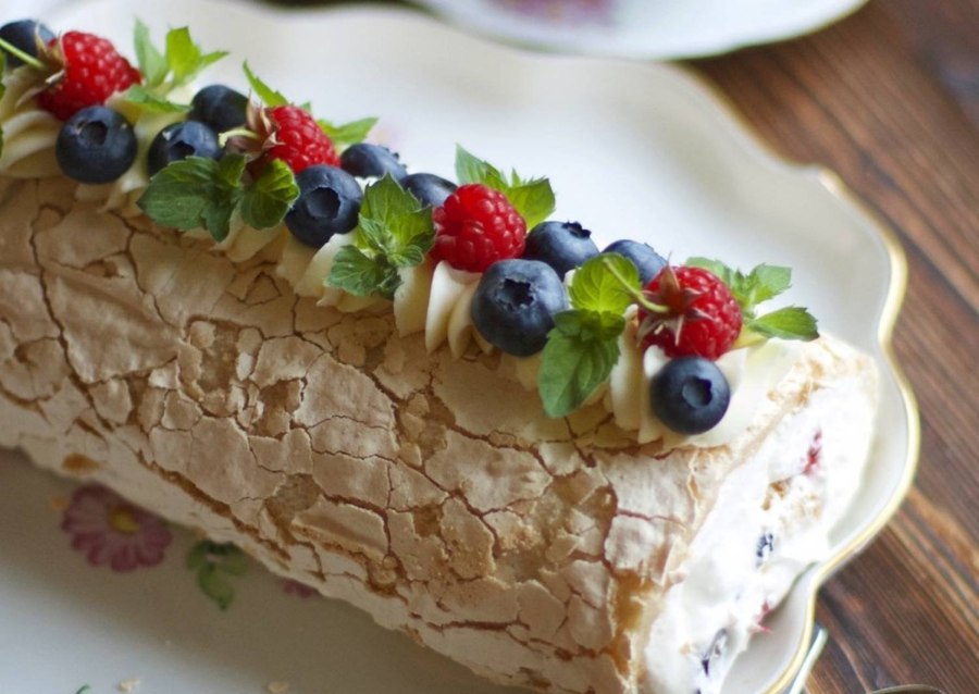 Меренговый рулет с киви и бананом