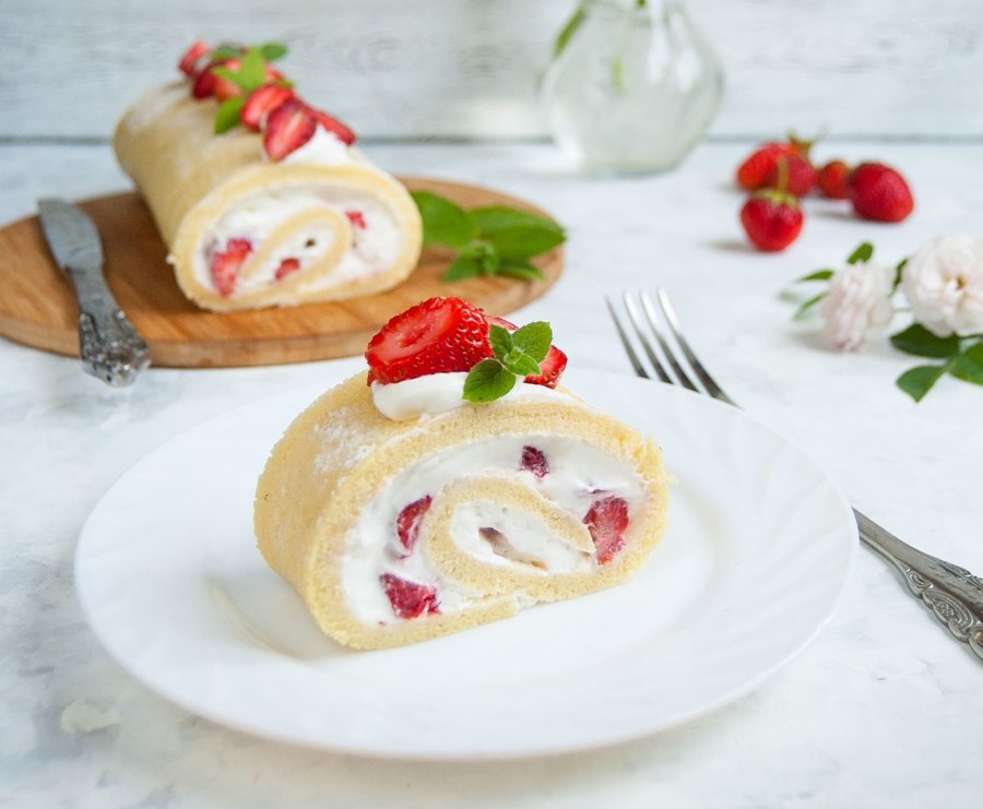 Меренговый рулет с малиной и фисташками