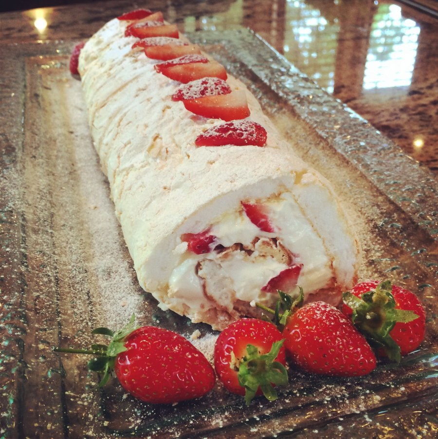 Меренговый рулет с клубникой