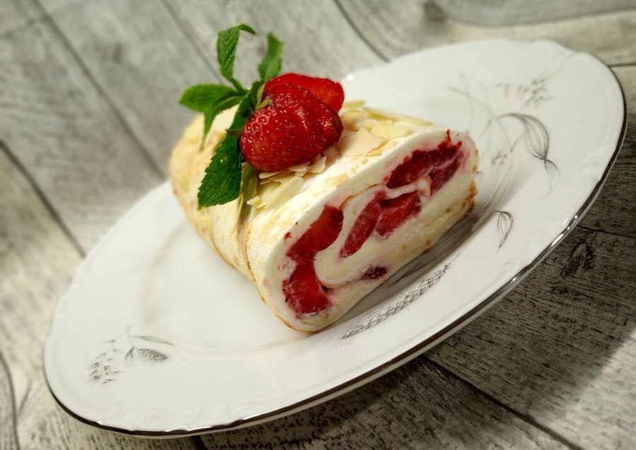 Меренговый рулет с клубникой