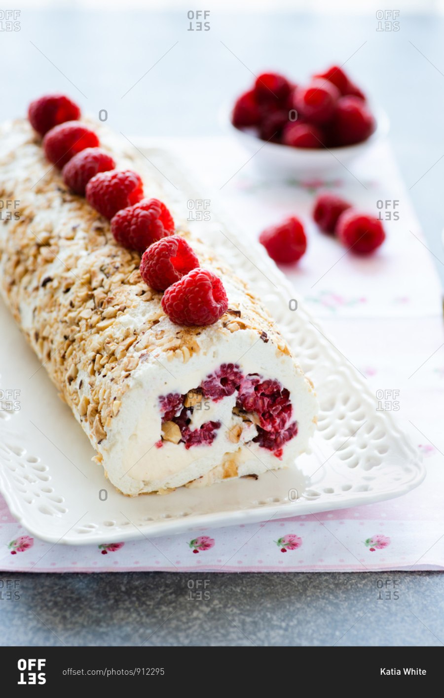 Меренговый рулет с киви и клубникой