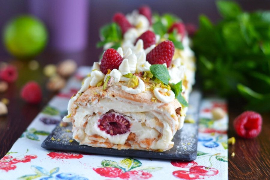 Меренговый рулет с фисташками и клубникой