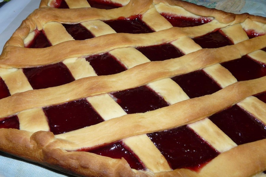 Красивый пирог с джемом
