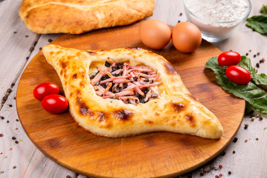 Хачапури лобиани с ветчиной