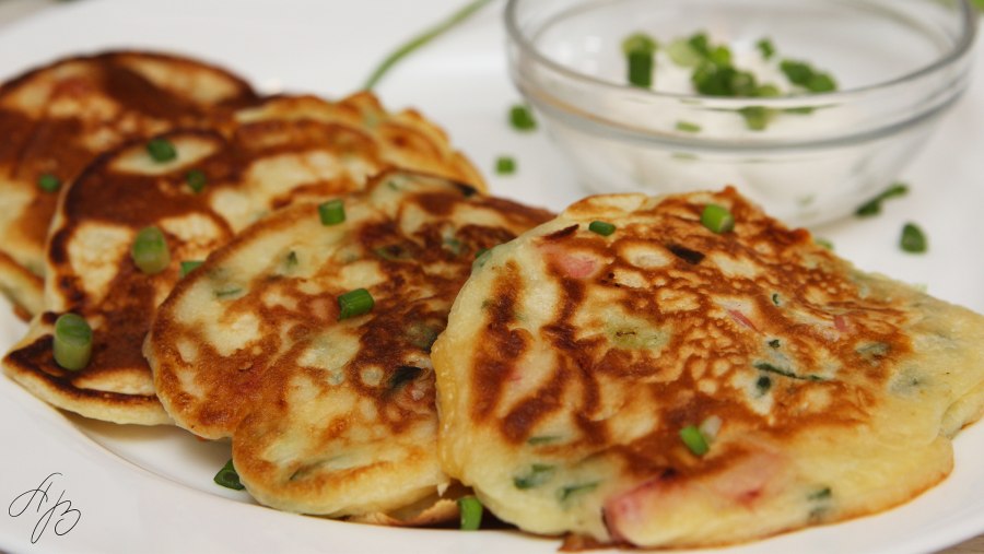 Оладьи с колбасой и сыром