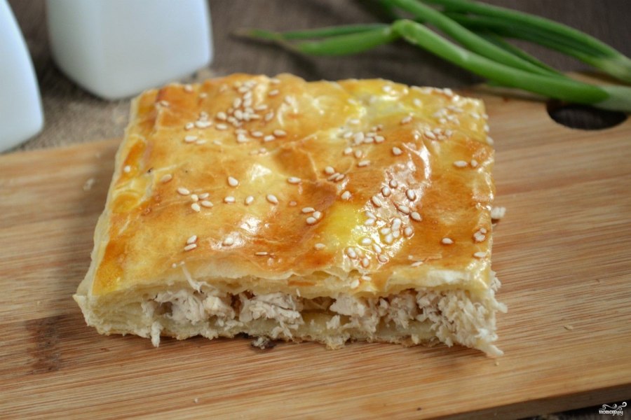 Пирог из слоеного теста с курицей