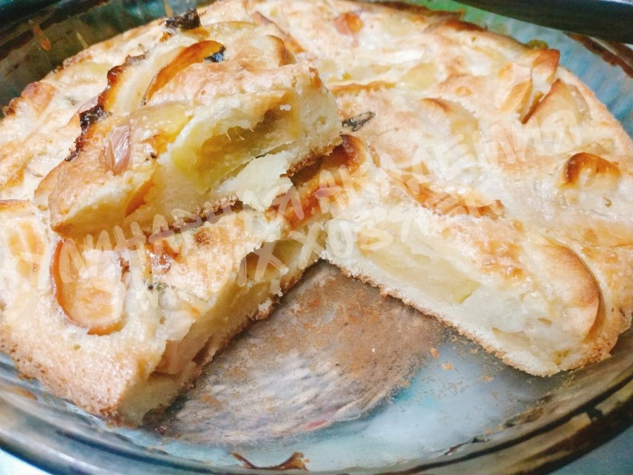 Шарлотка с яблоками на сметане