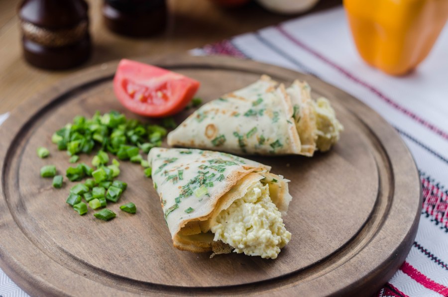 Еврейская закуска из плавленного сыра с чесноком и яйцом