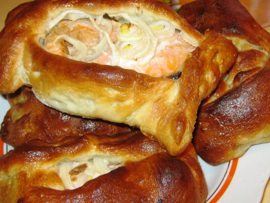 Песочный пирог с вишней и меренгой