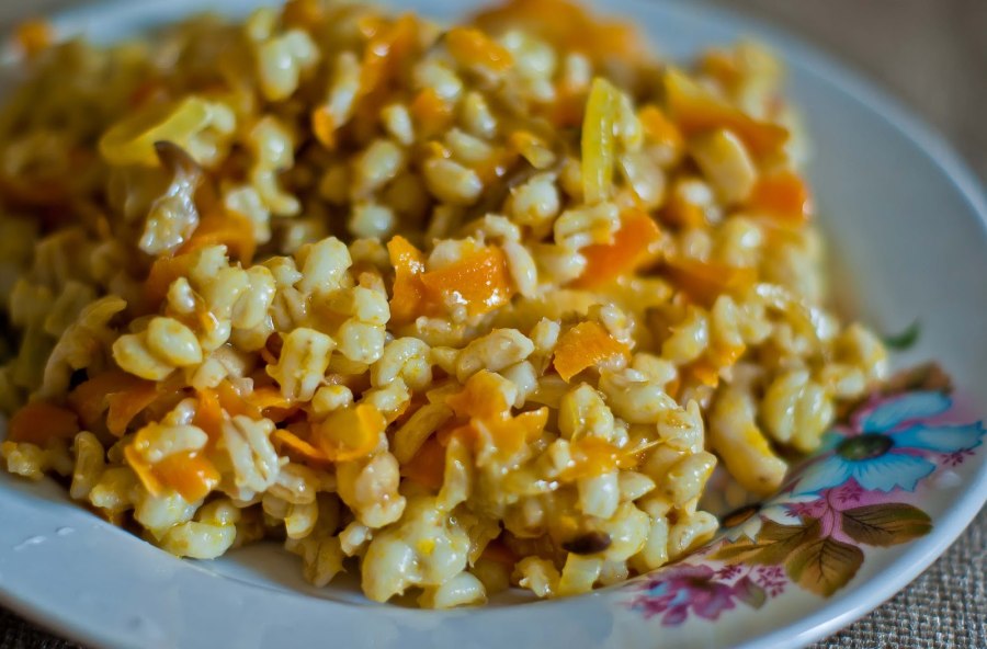 Перловая каша с луком и морковью