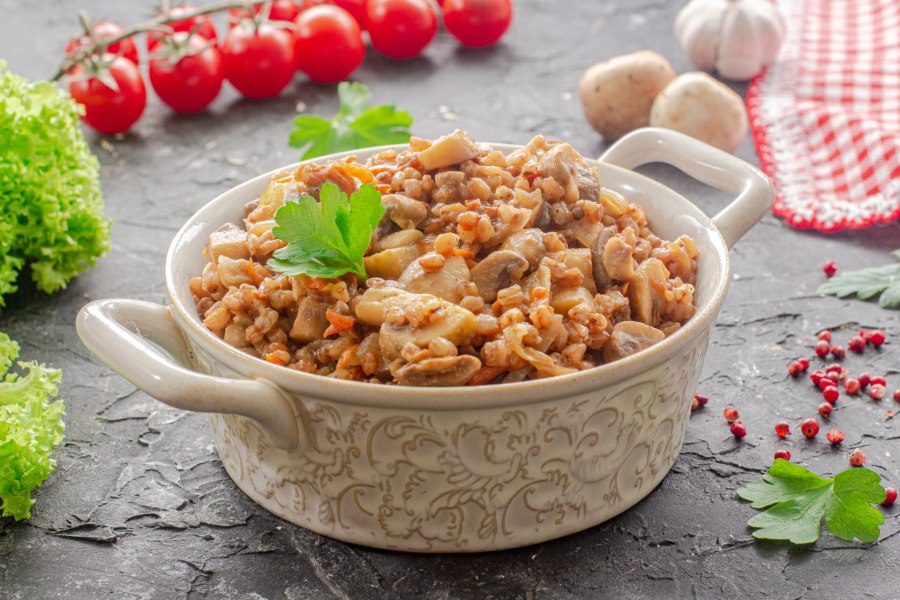 Перловка с грибами и луком и морковью