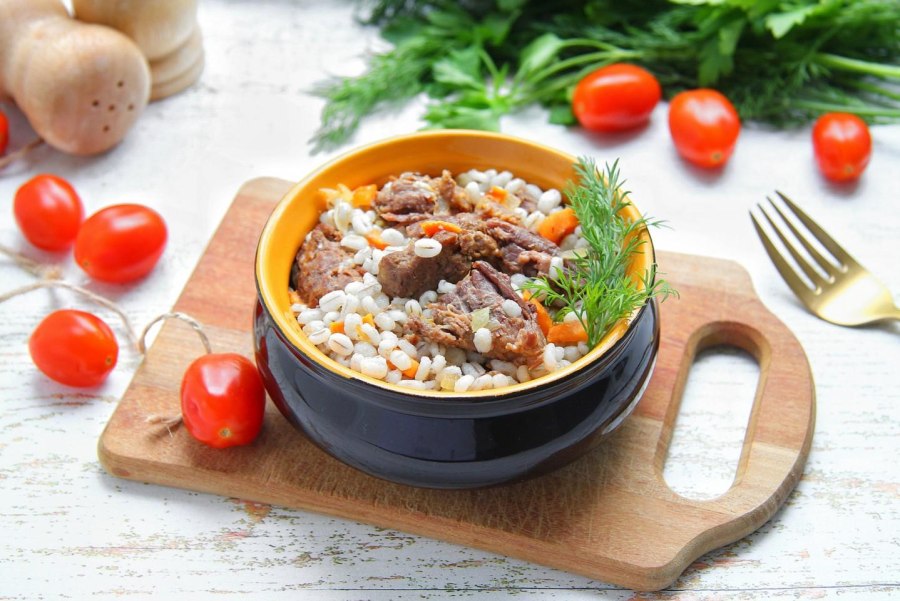Перловая каша с тушенкой