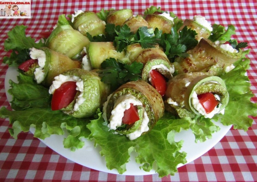 Рулетики из кабачков с сыром и чесноком