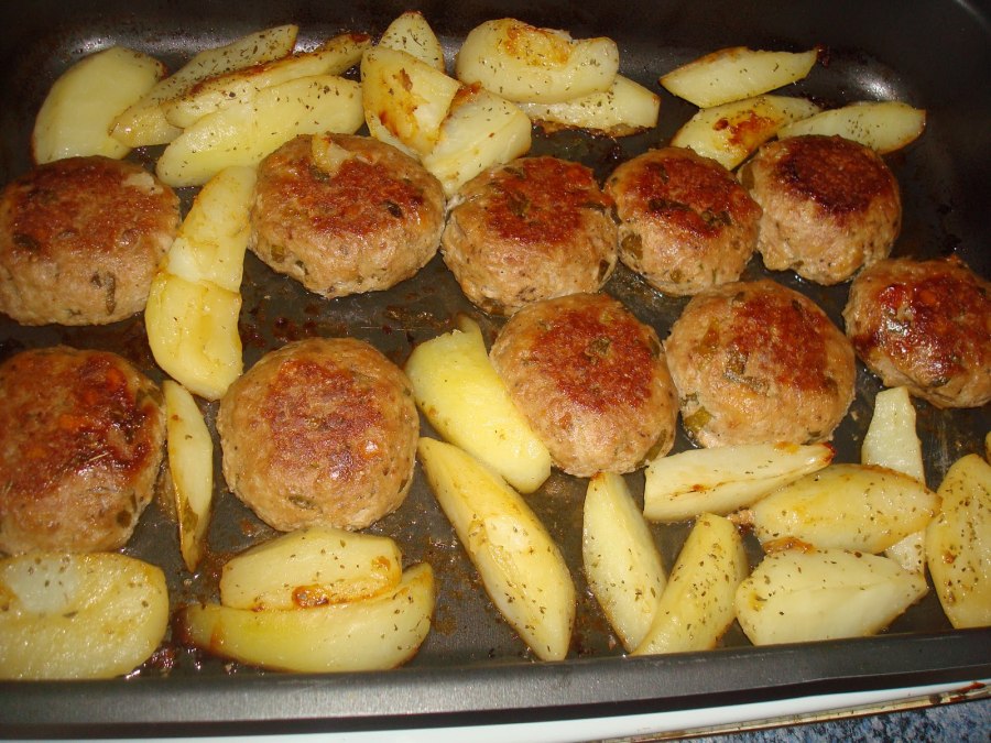 Картошка в духовке с котлетками